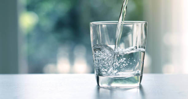 Sauberes Trinkwasser wird in ein Glas gefüllt.